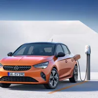 Nova generacija Oplove corse je nastala na enaki tehnični podlagi kot Peugeot 208. Oba  bosta na voljo kot 
povsem električna avtomobila. Opel e-corsa, z dobrimi 300 kilometri dosega, na ceste prihaja spomladi. 
