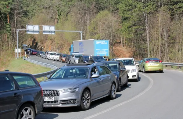Na slovenskih cestah je danes gneča, na nekaterih mejnih 
prehodih so daljše čakalne dobe. Fotografija je simbolična. 