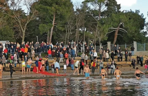 Ankaranski tek v morje privabi vsako leto več tekačev in gledalcev.