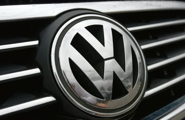 Volkswagen je z Zvezo nemških potrošniških organizacij dosegel 
soglasje o začetku pogovorov o možnosti poravnave zaradi 
goljufanja na testih izpušnih plinov.