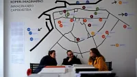 V pritličju Tomosovega bloka je na ogled razstava 32 diplomskih in magistrskih del na temo koprske arhitekture ter urbanizma. Na fotografiji del ekipe Avtomatik delovišča: (z leve) Tina Cotič, Toni Bračanov 
(motor spletnega radia NOR) in Mateja Filipič