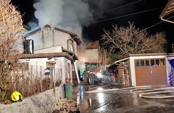 Zaradi ozkega dostopa so goreče seno odvažali z ene in druge 
strani senika. 