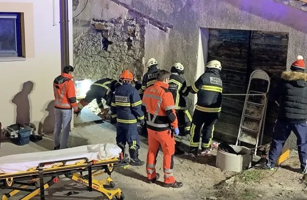 Gasilci so ponesrečenega otroka v nosilih z vrvmi dvignili iz jarka 
med hišama.