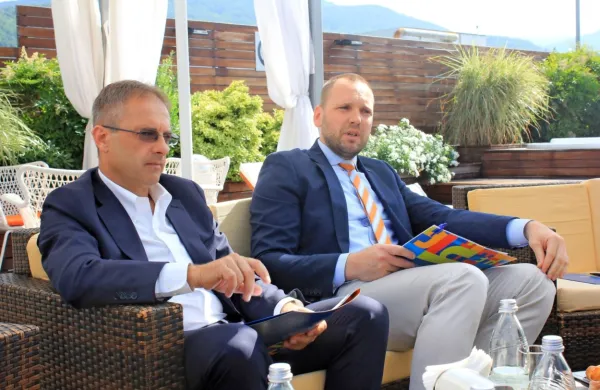 Med razrešenima Janezom Mlakarjem (levo)  in Tevžem Korentom 
ter družbo Hit je prišlo do sporazumne poravnave.