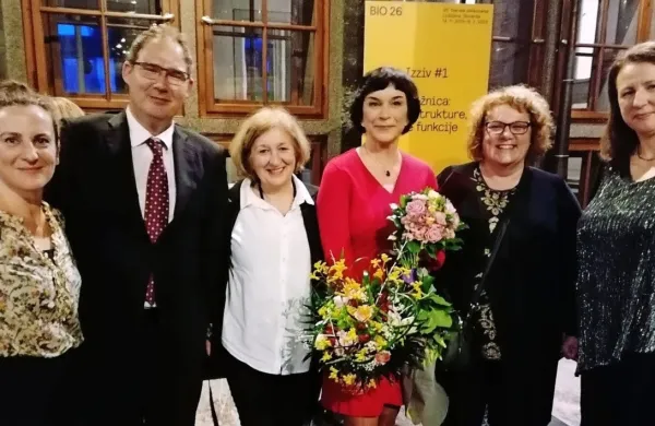 Luana Malec (v sredini s šopom rož) po podelitvi Čopove nagrade 
v družbi direktorja koprske knjižnice Davida Runca ter sodelavcev 
in prijateljev.