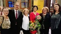 Luana Malec (v sredini s šopom rož) po podelitvi Čopove nagrade 
v družbi direktorja koprske knjižnice Davida Runca ter sodelavcev 
in prijateljev.
