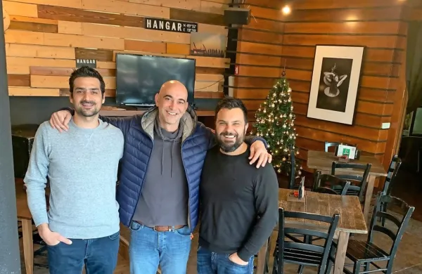 David Morgan (desno) in Miha Krečič (levo), ki prevzemata Hangar 
bar, z nekdanjim vodjo Maticem Horvatom.