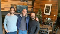 David Morgan (desno) in Miha Krečič (levo), ki prevzemata Hangar 
bar, z nekdanjim vodjo Maticem Horvatom.