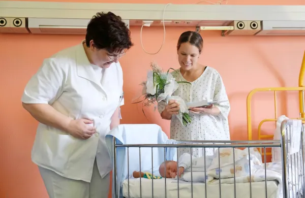 Zdravnica Helena Kostadinović z Vaneso Klinec in njenim novorojenim sinom Lovrom.