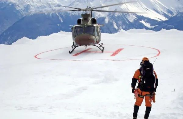 Poškodovanega mladoletnega smučarja iz Črne gore so iz jame 
potegnili z vrvno tehniko in ga z vojaškem helikopterjem odpeljali 
v bolnišnico (fotografija je simbolična). 