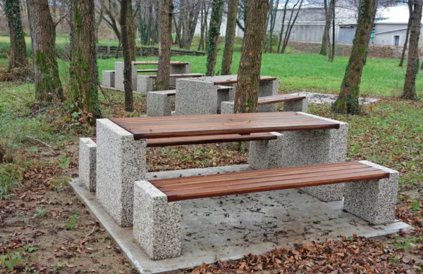 V Volčji Dragi so ob jezeru uredili prostor za piknik. 
