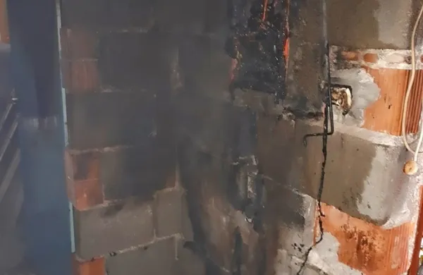 V garaži naj bi zagorelo zaradi kratkega stika