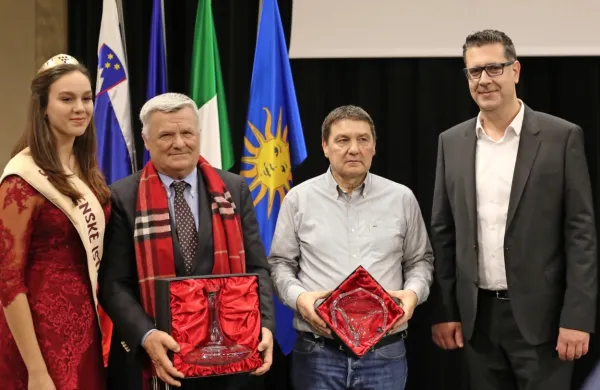 Z leve: vinska kraljica slovenske Istre Julija Jogan,   Ludvik N. 
Glavina (Županovo vino 2019, Malvazija 2017 Santomas),   Janko 
Bočaj (Županovo oljčno olje 2019, Stara Kortina Cuvée 2018) in   
župan Aleš Bržan.

