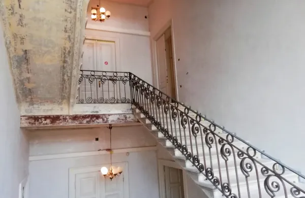 Med obnovo stopnišča bodo popravili in povišali tudi stopniščno ograjo. 