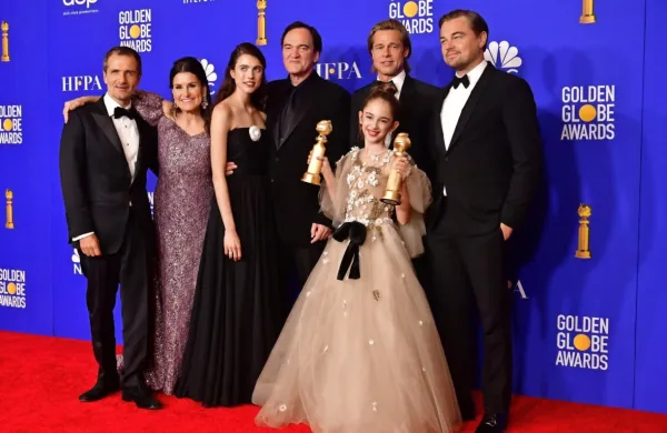  Združenje tujih dopisnikov Hollywooda je na 77. podelitvi filmskih 
in televizijskih nagrad zlati globus najbolj razveselilo Quentina 
Tarantina.