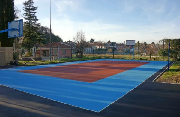 Ob nekdanjem mejnem prehodu se bo zdaj lahko igralo igre z žogo 
na  mehkejši podlagi. 