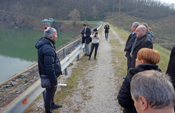 Danes naj bi se v nadaljevanki o namakanju iz Vogrščka zgodil 
zadnji ministrski obisk pred obnovo pregrade na potoku.