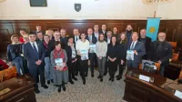 Župani Italije, Hrvaške in Slovenije ter ožja ekipa strokovnjakov, ki 
vodi kandidaturo Pirana za Evropsko prestolnico kulture v letu 
2025, je danes strnila vrste in pokazala, da deluje in razmišlja 
enotno in brez meja v glavi. 