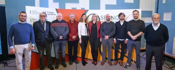 Sedem izmed 12 finalistov v družbi treh voditeljev sobotne 
prireditve.