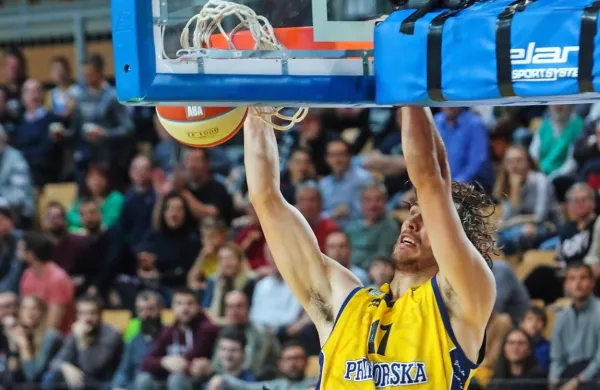 Ivan Marinković (na fotografiji, 19 točk) je bil skupaj s soigralcema 
Aleksandrom Lazićem  (15 točk, 10 skokov) in Janom Kosijem (16 
točk) za “sonca” previsok.  