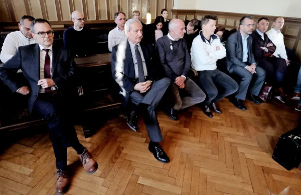 Danes se  je začelo sojenje Samu Karlu Fokterju (spredaj od leve 
proti desni)  Miodragu Vlaoviću, Vanetu Antoliču, Roku Vengustu, 
Robertu Cirmanu in Darku Žafranu (skrajno desno).    