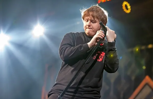 Lewis Capaldi je med Britanci najbolj poslušan glasbenik.