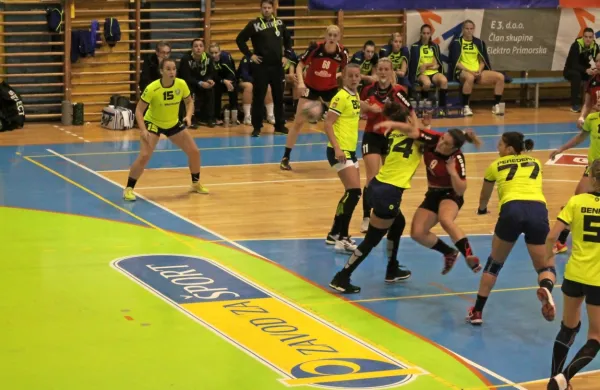 Glavno orožje Mlinotesta proti Krimu bo reprezentantka z zadnjega SP Maja Svetik (v sredini v napadu).