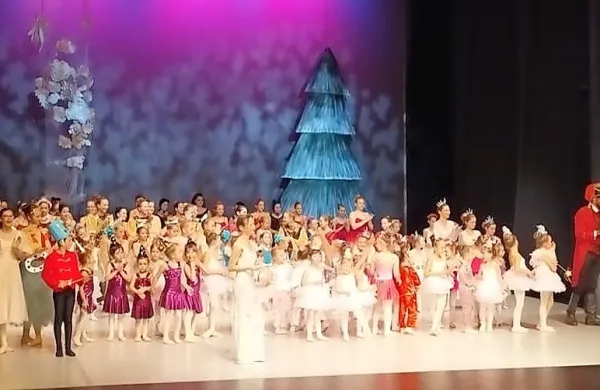 Na odru Kosovelovega doma je Hrestača odplesalo skoraj 140 
plesalcev petih baletnih društev, ki delujejo na Krasu.