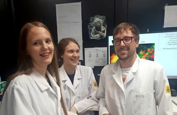 Jerneja Koren (levo) med obiskom laboratorijev na Institutu 
Jožefa Stefana v Ljubljani.