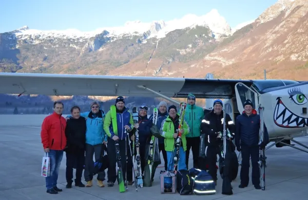 Pred dnevi je iz Libelič v Bovec priletela prva skupina smučarskih 
gostov.