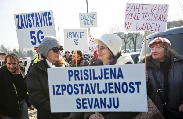 Akos z operaterji o 5G, protestniki opozorili na negativne vidike tehnologije
