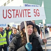 Akos z operaterji o 5G, protestniki opozorili na negativne vidike tehnologije