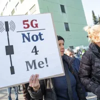 Akos z operaterji o 5G, protestniki opozorili na negativne vidike tehnologije