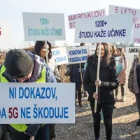Akos z operaterji o 5G, protestniki opozorili na negativne vidike tehnologije