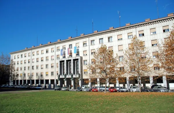 Prihodnji teden bodo na novogoriški občinski stavbi začeli obnavljati dotrajano streho, zato bodo tam spremenili prometno 
ureditev.