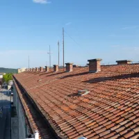 Obnova strehe na novogoriški občinski stavbi je nujna, saj pušča 
že na več mestih.