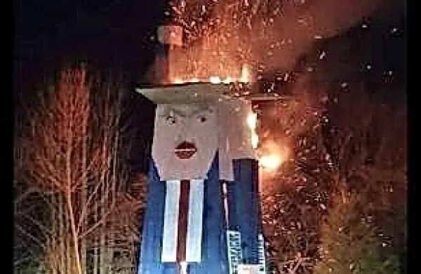 V Moravčah zažgali leseno skulpturo, ki spominja na Trumpa