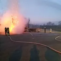 V Moravčah zažgali leseno skulpturo, ki spominja na Trumpa