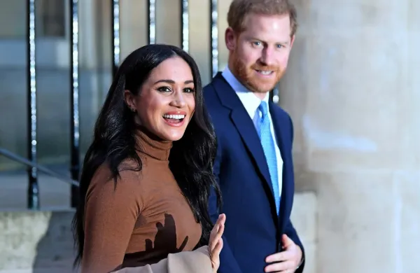 Britanski princ Harry in njegova soproga Meghan sta včeraj  
sporočila, da ne bosta več opravljala kraljevskih dolžnosti.
