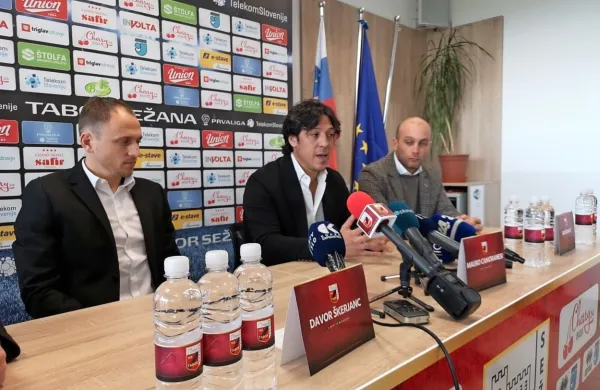 Z leve: direktor NK Tabor Davor Škerjanc, novi trener Mauro 
Camoranesi in sodelavec v strokovnem štabu Uroš Barut.
