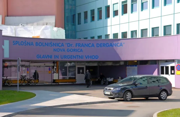 Splošna bolnišnica dr. Franca Derganca Nova Gorica zaradi 
povečanega števila respiratornih obolenj in zaradi preprečevanja 
vnosa in širjenja gripe z današnjim dnem na vseh oddelkih 
bolnišnice prepoveduje obiske za zunanje obiskovalce.