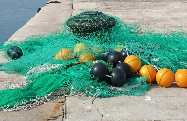 Hrvaški ribič je sprva dejal,  da naprave ne bo vrnil in jo bo raje 
znova vrgel v morje, če ne bo dobil odškodnine za uničeno ribiško 
opremo.