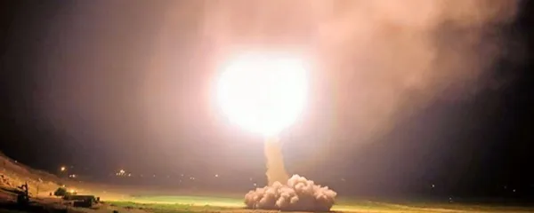 Iran je ob 23.30 uri po srednjeevropskem času v torek izstrelil več 
kot dvanajst balističnih izstrelkov proti ameriškim in koalicijskim 
silam v Iraku.

