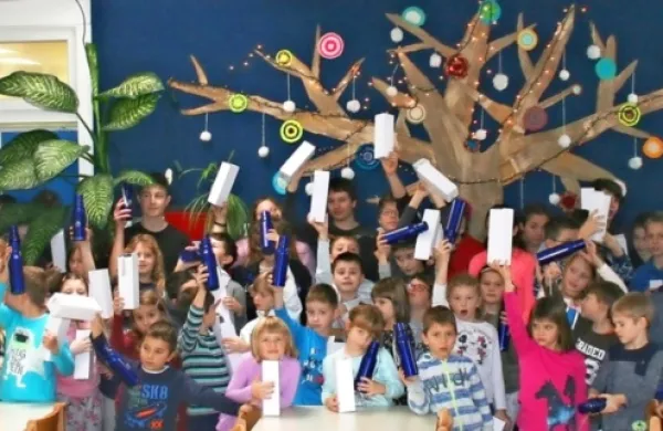 Tako so se stekleničk, s katerimi bodo nadomestili plastenke, 
razveselili na košanski osnovni šoli. 
