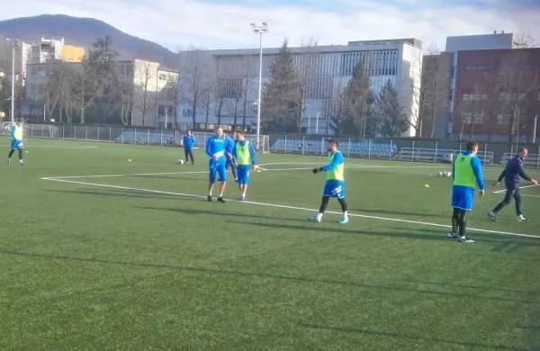Nogometaši Gorice v teh dneh pretežno vadijo na umetni travi v 
novogoriškem športnem parku. 