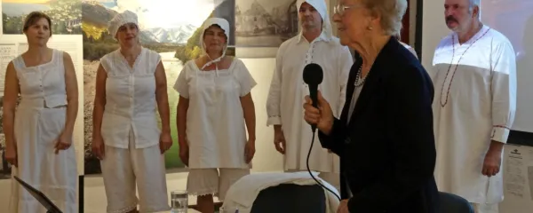 Na predstavitvi knjige lani oktobra v Goriškem muzeju je pravo 
navdušenje požela tudi briška “mini modna revija” beline, ki 
tistega večera očem ni ostala ravno tako zelo skrita.


