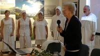Na predstavitvi knjige lani oktobra v Goriškem muzeju je pravo 
navdušenje požela tudi briška “mini modna revija” beline, ki 
tistega večera očem ni ostala ravno tako zelo skrita.

