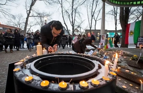 Člani iranske skupnosti v kanadskem mestu Calgary prižigajo 
sveče za umrle v sestrelitvi ukrajinskega letala.