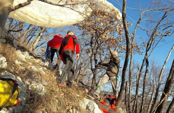 Hrvaški padalec je v četrtek zasilno pristal v krošnjah dreves na težko dostopnem terenu.