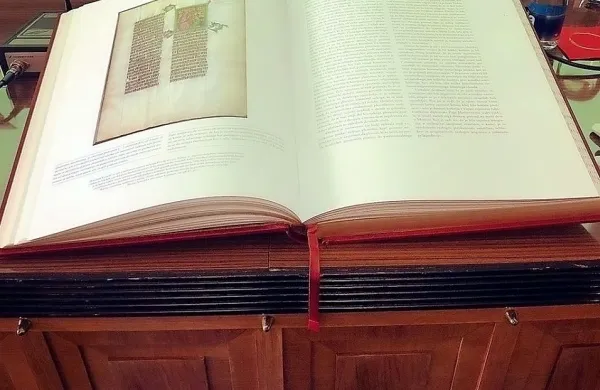  Izvod je v predprodaji stal   1450 evrov; pošlo je vseh 300 izvodov.   